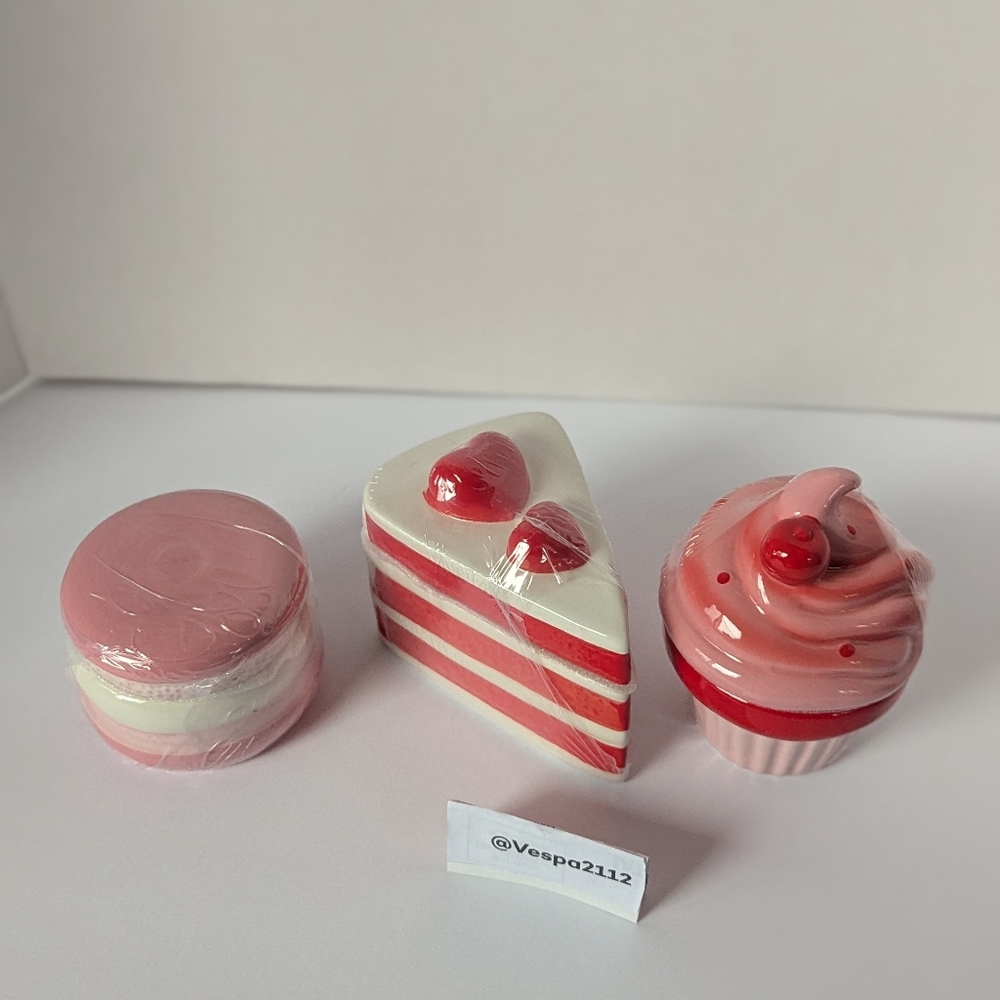 Target Bullseye Playground Valentines Trinket Storage Box Serving 3 Cupcake Cake